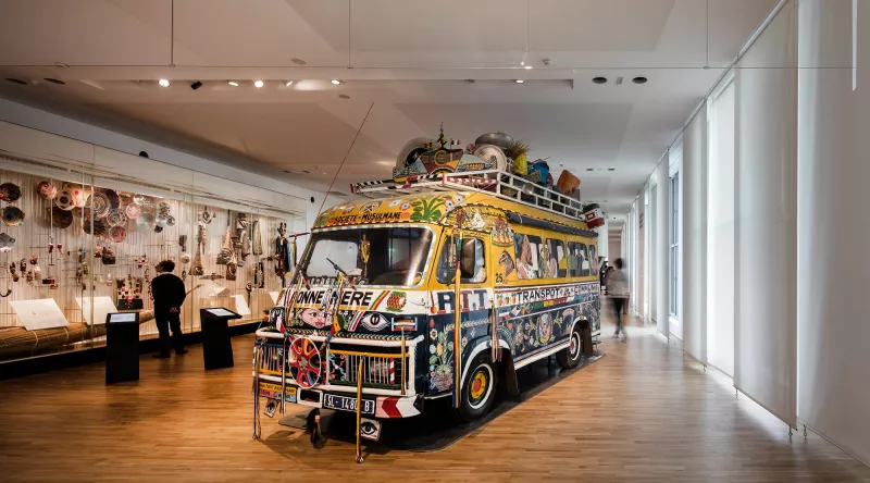 Photo d'un car sénégalais exposé au Musée de l'Homme